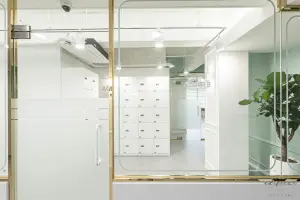 골드프레임 유리벽 스터디카페 락커 공간